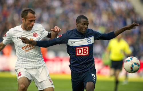 Noveski (L) in action; photo: Yahoo!